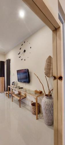 Summerfield Homestay and Cafe in Watukarung