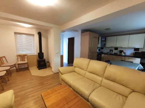 . Apartmán Hulín, Chrášťany - bílý
