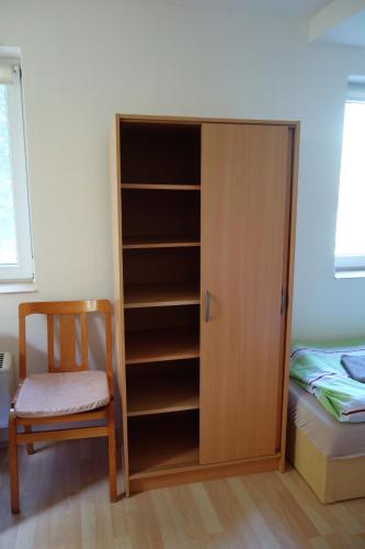 Apartmán Hulín, Chrášťany - bílý