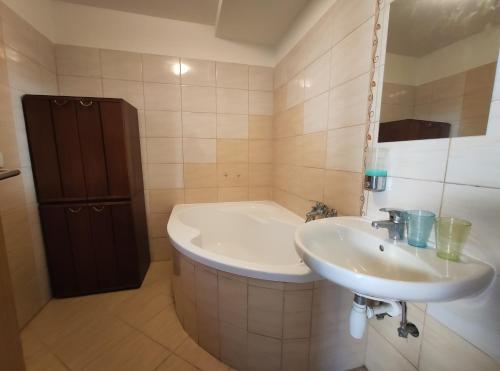 Apartmán Hulín, Chrášťany - bílý