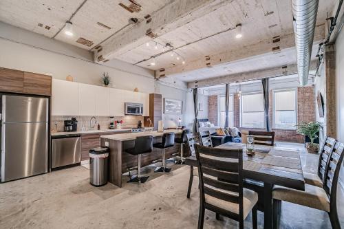 Spacious 3BR Loft |Pool+Views+Valet