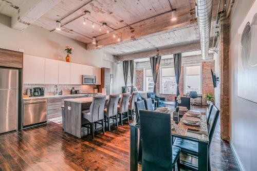 Luxe 3BR Loft |Pool+Views+Desk+Valet