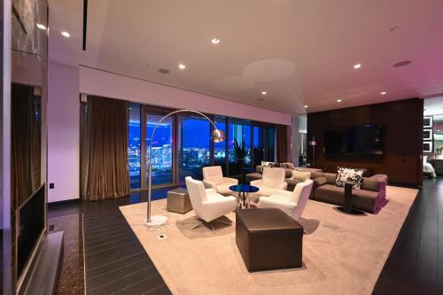 StripViewSuites Penthouse with Hot Tub on Balcony