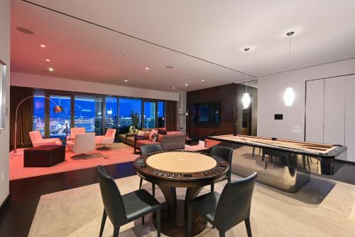 StripViewSuites Penthouse with Hot Tub on Balcony