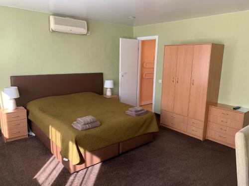 1 queen bed