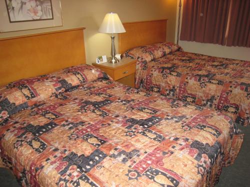 Canadas Best Value Inn & Suites Vernon Room Type - Queen Studio with Two Queen Beds - Non-Smoking