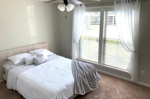 Peaceful 3BR/2BA Hidden Lake Home Near ACOM w/WiFi in Dothan, USA