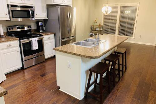 Peaceful 3BR/2BA Hidden Lake Home Near ACOM w/WiFi in Dothan, USA
