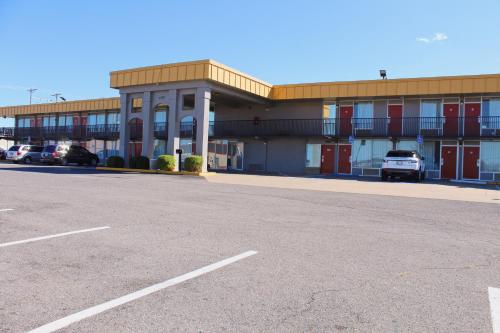 Econo Lodge - image 7