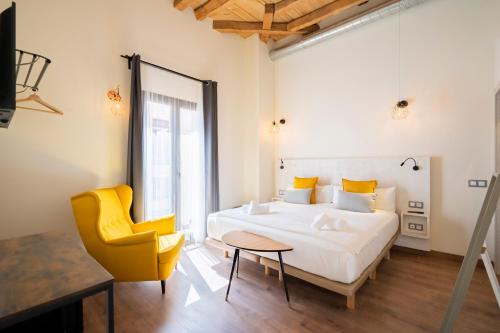 Dobo Azacanes Hostal - Tap to explore photos