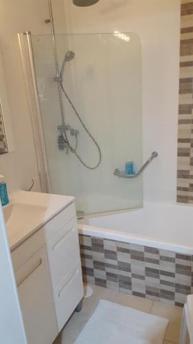 Room near Sheba Medical Center, and Bar Ilan, and TLV Airport in Priemiestis/oro uostas