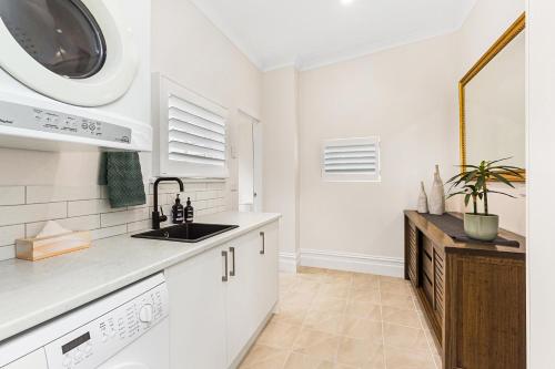 'Gladstone' only minutes walk to the Bendigo train station!
