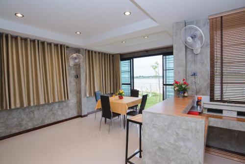 2 bedrooms, 5 beds