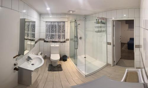 Self Contained Unit, Private Bathroom, Private Entrance, Close to Shops & Hospital Homestay, Hamilton (photo 3)