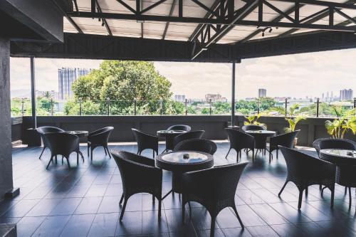 شرفة/ تراس, Suwara Hotel Kepong KL in Kepong / Sri Damansara
