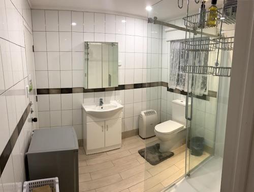 Self Contained Unit, Private Bathroom, Private Entrance, Close to Shops & Hospital Homestay, Hamilton (photo 6)