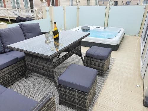 Premium accommodation with luxury HOT-TUB and decking area, near Fantasy Island, Ingoldmells (foto 2)