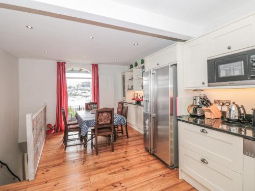 13 Above Town in 達特茅斯市中心