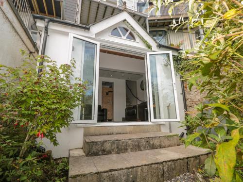 13 Above Town in 達特茅斯市中心