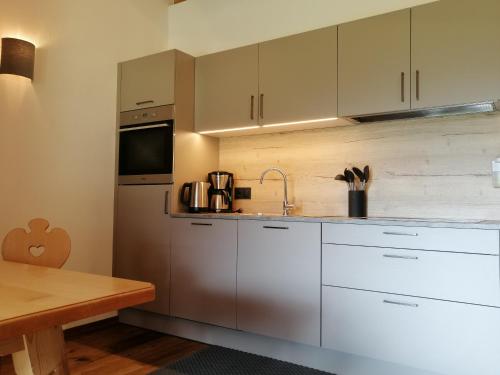 Konyha, Haus Larcher Appartment in Sankt Leonhard im Pitztal