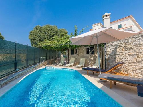  Holiday Home Villa Lancin - RCA453 by Interhome, Pension in Divšići