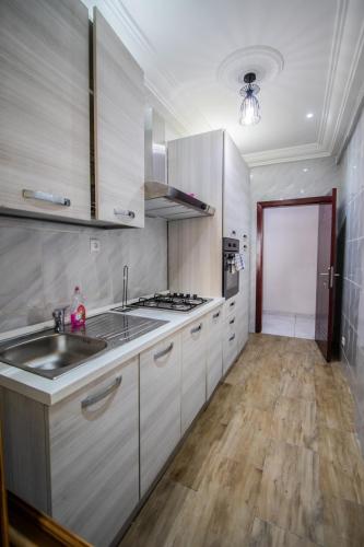 Kitchen, Residence Le Bonheur - Serviced apartment by Douala Airport/Mall in Douala