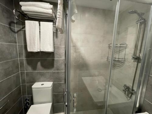 Deluxe Twin Room image 5