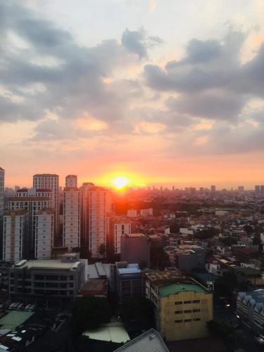 Ronz Deca Hills, Manila