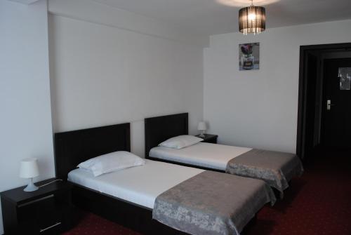 2 twin beds