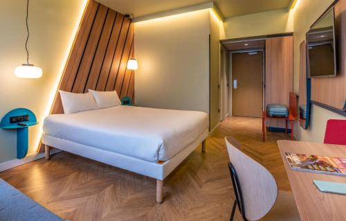 Standard Double Room image 8