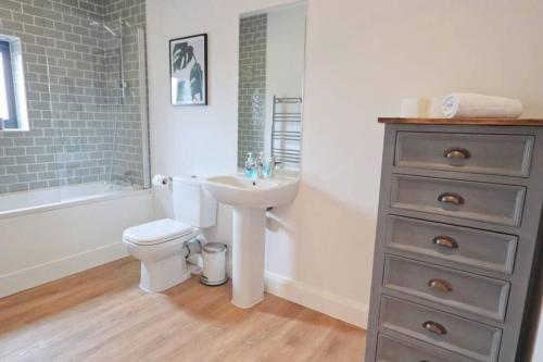 Contemporary 2 Bedroom Apartment with Parking