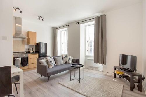 Modern & bright 1 bed for 4 close to city centre! 2