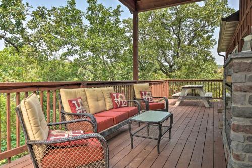 Branson West Cabin with Pool Access and Golfing