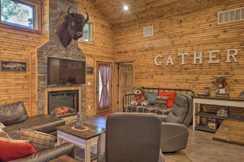 Branson West Cabin with Pool Access and Golfing