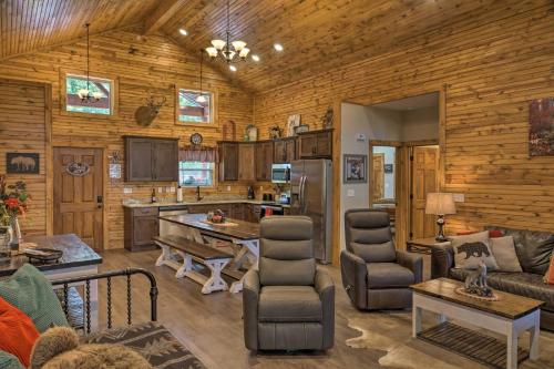 Branson West Cabin with Pool Access and Golfing