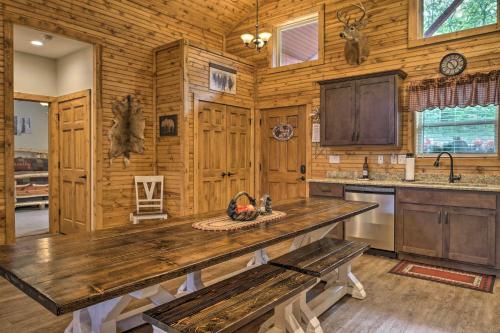 Branson West Cabin with Pool Access and Golfing