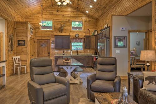 Branson West Cabin with Pool Access and Golfing