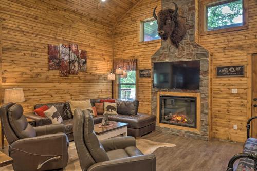 Branson West Cabin with Pool Access and Golfing