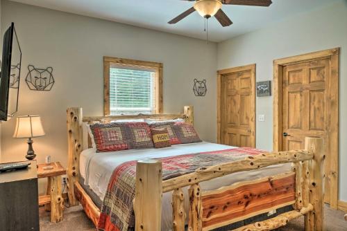 Branson West Cabin with Pool Access and Golfing