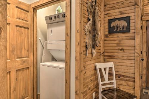 Branson West Cabin with Pool Access and Golfing