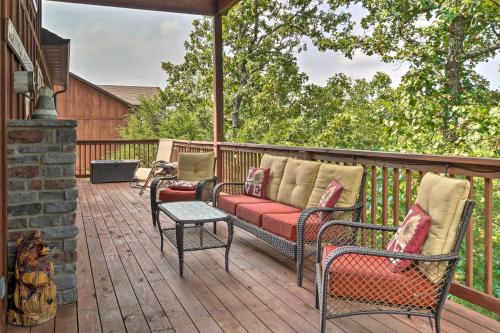 Branson West Cabin with Pool Access and Golfing