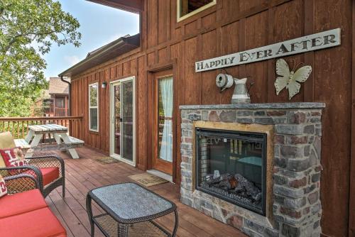 Branson West Cabin with Pool Access and Golfing