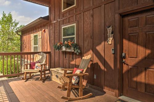 Branson West Cabin with Pool Access and Golfing