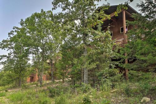 Branson West Cabin with Pool Access and Golfing