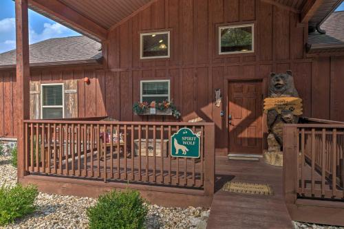 Branson West Cabin with Pool Access and Golfing