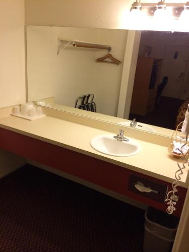 Value Inn & Suites - 화장실