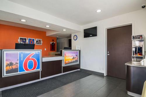 Lobby, Motel 6 Lost Hills / Buttonwillow Racetrack in Lost Hills (CA)