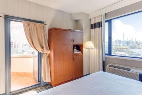 Vista LIC Hotel, BW Premier Collection Room Type - Balcony King Room with City View