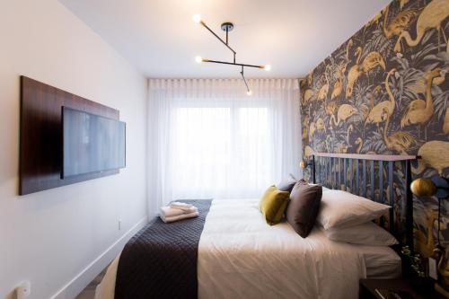 Fun & Funky Little Italy Studio with Full Kitchen by Den Stays, Монреаль