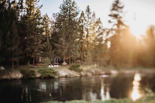 Deschutes River House - cozy and stylish riverfront cabin between Sunriver and LaPine, Oregon, sleeps 6, wood stove, WiFi, walk to trails, dog friendly, 40 minutes to Mt Bachelor, 35 minutes to downtown Bend - Chalet - Three Rivers